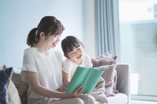 絵本を読む親子