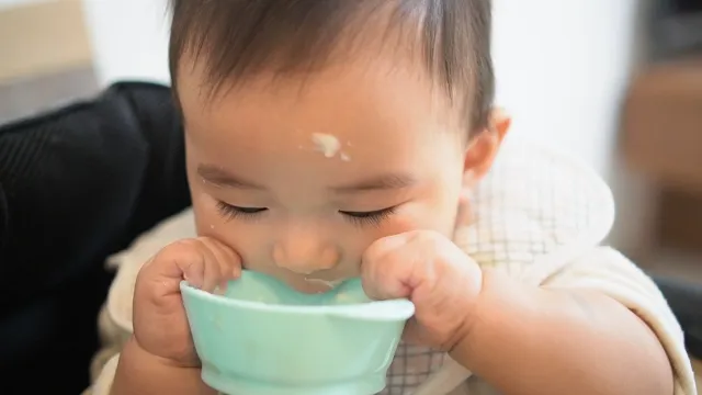 食べこぼしをする赤ちゃん