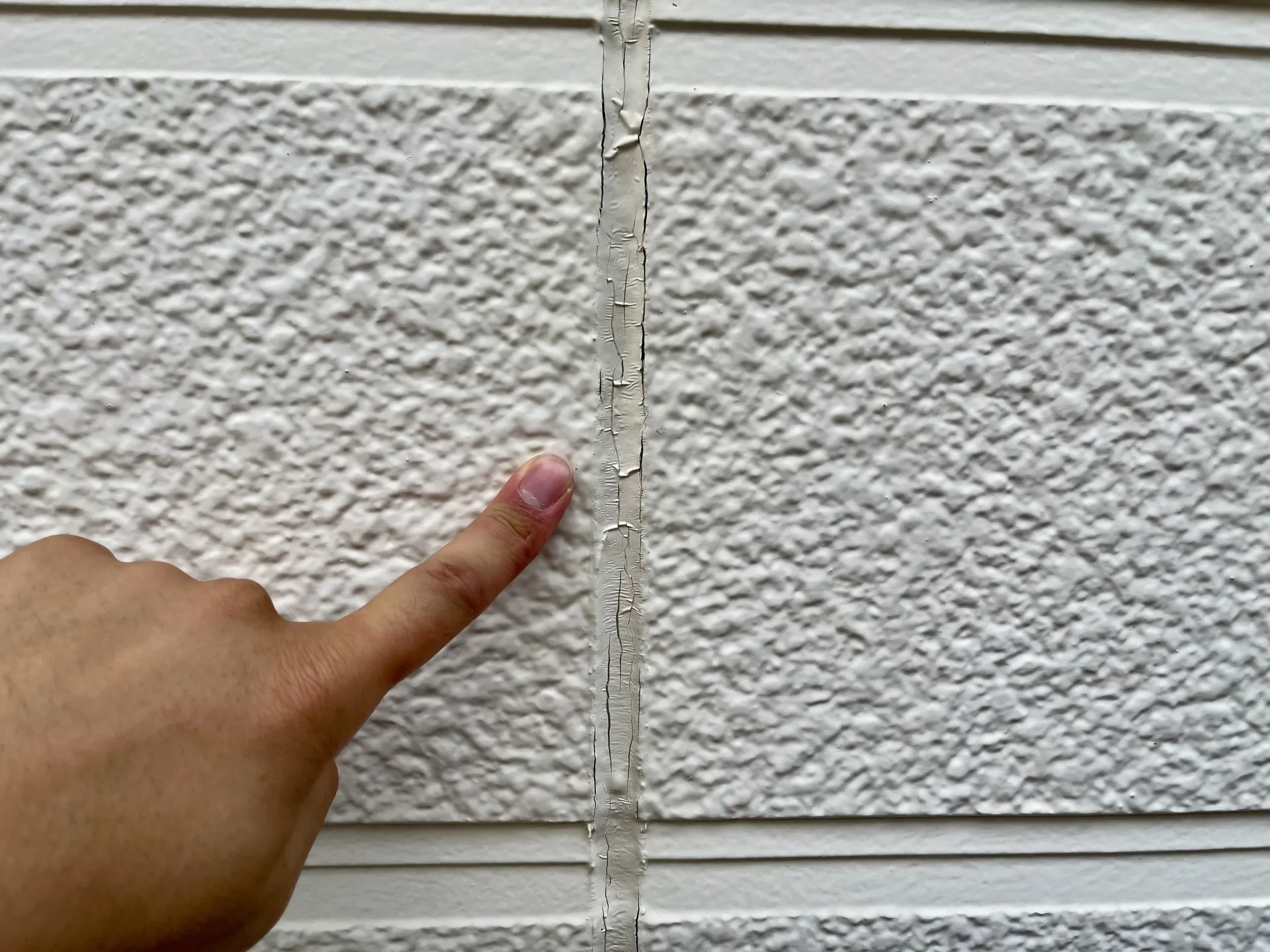 Exterior wall sealant deterioration